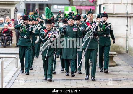 Belfast, Regno Unito. 10 novembre 2024. Cenotaph, Municipio di Belfast 10 novembre 2024. Il primo ministro del Sinn Fein Michelle o'Neill pose una corona al Remembrance SUndat Service al Cenotaph di Belfast. Crediti: Bonzo/Alamy Live News Foto Stock