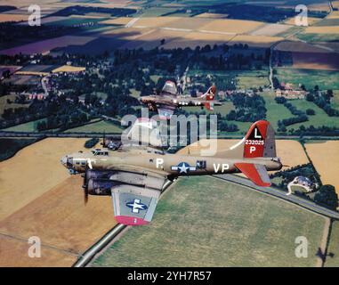 Un Boeing B-17 Flying Fortress, un bombardiere pesante quadrimotore americano sviluppato negli anni '1930 per l'United States Army Air Corps (USAAC). Un bombardiere veloce e ad alto volo, il B-17 fu utilizzato principalmente nel Teatro delle operazioni europeo e sganciò più bombe di qualsiasi altro aereo durante la seconda guerra mondiale. Fu impiegato principalmente dall'USAAF nella componente diurna della campagna di bombardamento strategico alleato sull'Europa, completando i bombardieri notturni del RAF nell'attacco di obiettivi industriali, militari e civili tedeschi. Foto Stock