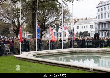 Old Steine, Brighton, City of Brighton & Hove, East Sussex, Regno Unito. Ricordo domenica, Brighton. La domenica della memoria si tiene nel Regno Unito come giorno per commemorare il contributo dei militari e delle donne britannici e del Commonwealth nelle due guerre mondiali e nei successivi conflitti. Si tiene la seconda domenica di novembre. 10 novembre 2024. David Smith/Alamy News Foto Stock