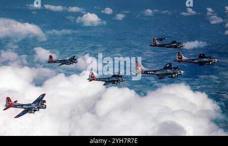 Boeing B-17 Flying Fortresses del 381st Bomb Group. Il bombardiere pesante quadrimotore americano fu sviluppato negli anni '1930 per lo United States Army Air Corps (USAAC). Un bombardiere veloce e ad alto volo, il B-17 fu utilizzato principalmente nel Teatro delle operazioni europeo e sganciò più bombe di qualsiasi altro aereo durante la seconda guerra mondiale. Fu impiegato principalmente dall'USAAF nella componente diurna della campagna di bombardamento strategico alleato sull'Europa, completando i bombardieri notturni del RAF nell'attacco di obiettivi industriali, militari e civili tedeschi. Foto Stock