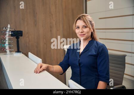 La receptionist alla reception è in attesa di assistervi Foto Stock