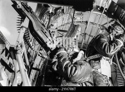 Pistoleri in vita in un Consolidated B-24 Liberator, un bombardiere pesante americano. L'efficiente ala Davis diede al Liberator un'elevata velocità di crociera, un lungo raggio e la capacità di trasportare un pesante carico di bombe. È stato ampiamente utilizzato nella seconda guerra mondiale e il pilastro della campagna di bombardamenti strategici degli Stati Uniti nel teatro dell'Europa occidentale. A causa della sua portata, si rivelò utile nelle operazioni di bombardamento nel Pacifico, compreso il bombardamento del Giappone. Con circa 18.500 unità detiene record come il bombardiere più prodotto al mondo, bombardiere pesante, velivoli plurimotore e aerei militari americani nella storia. Foto Stock