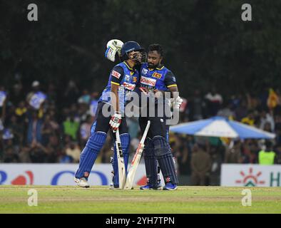 Dambulla, Sri Lanka. 9 novembre 2024. Lo Sri Lanka Dunith Wellalage (L) e il capitano Charith Asalanka celebrano dopo aver vinto la prima partita Twenty20 International Cricket tra Sri Lanka e nuova Zelanda al Rangiri Dambulla International Cricket Stadium di Dambulla, Sri Lanka, il 9 novembre 2024. Crediti: Ajith Perera/Xinhua/Alamy Live News Foto Stock