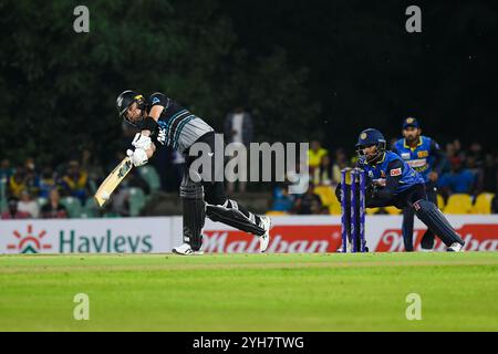 Dambulla, Sri Lanka. 9 novembre 2024. Will Young (L) della nuova Zelanda gioca un tiro durante il primo Twenty20 International Cricket match tra Sri Lanka e nuova Zelanda al Rangiri Dambulla International Cricket Stadium di Dambulla, Sri Lanka, il 9 novembre 2024. Crediti: Ajith Perera/Xinhua/Alamy Live News Foto Stock