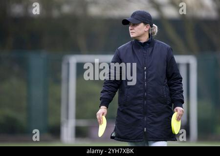 Anversa, Belgio. 10 novembre 2024. L'allenatore di Uccle Sofie Gierts, nella foto prima di una partita di hockey tra Beerschot e Uccle Sport, domenica 10 novembre 2024 ad Anversa, il giorno 11 del campionato belga di hockey di prima divisione. BELGA FOTO KRISTOF VAN ACCOM credito: Belga News Agency/Alamy Live News Foto Stock