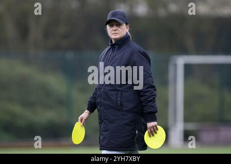 Anversa, Belgio. 10 novembre 2024. L'allenatore di Uccle Sofie Gierts, nella foto prima di una partita di hockey tra Beerschot e Uccle Sport, domenica 10 novembre 2024 ad Anversa, il giorno 11 del campionato belga di hockey di prima divisione. BELGA FOTO KRISTOF VAN ACCOM credito: Belga News Agency/Alamy Live News Foto Stock