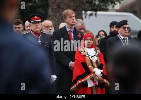 Londra, Regno Unito. 10 novembre 2024. Sir Stephen Timms è il deputato laburista per East Ham e? Consigliere Rohima Rahman al servizio commemorativo di East Ham. Il servizio domenicale di commemorazione a Newham ha avuto luogo al Cenotafio di Central Park. Il servizio sarà guidato dal reverendo canonico Fred Ashford-Okai, e vi parteciperanno i consiglieri LBN, il rappresentante del re, membri passati e presenti delle forze armate, servizi in uniforme, ambulanza di St. John e giovani rappresentanti varie organizzazioni di scautismo, guida e cadetti. Credito: SOPA Images Limited/Alamy Live News Foto Stock