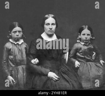 Mary Ann Brown (nata Day, 35 anni), moglie di John Brown, sposata nel 1833, con Annie (a sinistra, 8 anni) e Sarah (a destra, 5 anni) nel 1851. Daguerreotipo. Foto Stock