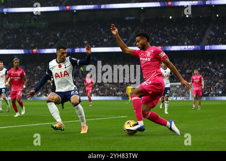 Londra, Regno Unito. 10 novembre 2024. Londra, Inghilterra, 10 ottobre 2024: Jens Cajuste (12 Ipswich Town) riceve pressioni da Pedro Porro (23 Tottenham Hotspur) durante la partita di Premier League tra Tottenham Hotspur e Ipswich Town al Tottenham Hotspur Stadium di Londra, Inghilterra (Alexander Canillas/SPP) credito: SPP Sport Press Photo. /Alamy Live News Foto Stock