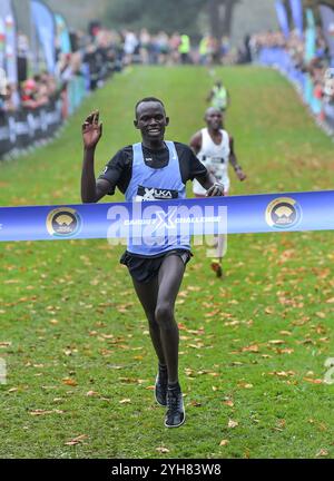 Cardiff, Galles, Regno Unito. 9 novembre 2024. Keneth Kiprop dell'Uganda, vincitrice della gara maschile senior al Cardiff Cross Challenge inc World Athletics Cross Country Tour (Gold Label), Llandaff Fields, Cardiff, Galles il 9 novembre 2024. Foto di Gary Mitchell Credit: Gary Mitchell, GMP Media/Alamy Live News Foto Stock