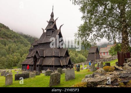 BORGUND, NORVEGIA - 13 AGOSTO 2016: Stavkyrkje in Norvegia con turisti Foto Stock