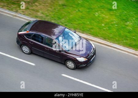 OSTRAVA, CECHIA - 28 MAGGIO 2024: Ford Focus Mk2 hatchback con effetto motion blur Foto Stock