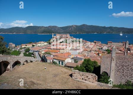 Vista panoramica della città di Portoferraio sull'isola d'Elba in Toscana, provincia di Livorno, dalle mura della fortezza con campo asciutto in primo piano Foto Stock