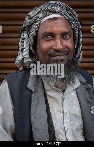 Ritratto di un vecchio venditore ambulante, Ahmedabad, Gujarat, India Foto Stock