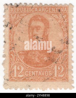 ARGENTINA - 1908 novembre 28: Francobollo giallo da 12 centavos raffigurante il ritratto di José Francisco de San Martin y Matorras (1778-1850), conosciuto come il Liberatore di Argentina, Cile e Perù. Generale argentino e leader principale delle parti centrali e meridionali della lotta per l'indipendenza dall'Impero spagnolo che servì come protettore del Perù. Nato a Yapeyú, Corrientes, nell'attuale Argentina, lasciò il Vicereame del Río de la Plata all'età di sette anni per studiare a Málaga, in Spagna Foto Stock