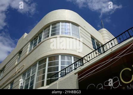 Architettura Art Deco modernista sul lungomare di Worthing, West Sussex. Foto Stock