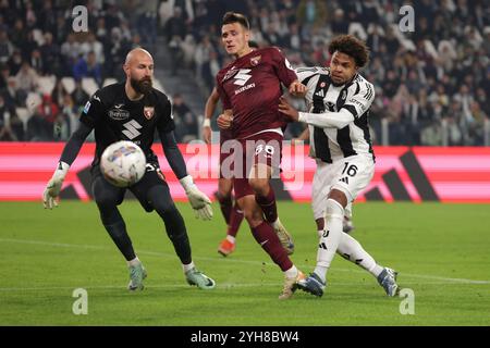 Torino, Italia. 9 novembre 2024. Weston McKennie della Juventus si scontra con Gvidas Gineitis del Torino FC e Vanja Milinkovic-Savic del Torino FC chiude la partita di serie A all'Allianz Stadium di Torino. Il credito per immagini dovrebbe essere: Jonathan Moscrop/Sportimage Credit: Sportimage Ltd/Alamy Live News Foto Stock