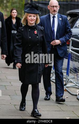 Downing Street, Londra, Regno Unito, 10 novembre 2024. Liz Truss, ex primo ministro del Regno Unito ed ex leader del Partito Conservatore. I politici, tra cui gli ex primi ministri, sono visti camminare per Downing Street sulla strada per partecipare alla cerimonia della domenica della memoria a Whitehall a Westminster. Crediti: Imageplotter/Alamy Live News Foto Stock