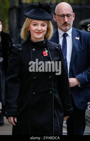 Downing Street, Londra, Regno Unito, 10 novembre 2024. Liz Truss, ex primo ministro del Regno Unito ed ex leader del Partito Conservatore. I politici, tra cui gli ex primi ministri, sono visti camminare per Downing Street sulla strada per partecipare alla cerimonia della domenica della memoria a Whitehall a Westminster. Crediti: Imageplotter/Alamy Live News Foto Stock