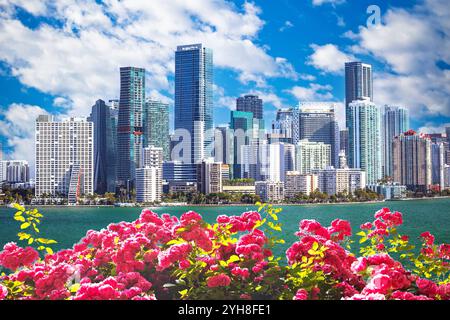 Miami skyline luminoso giorno di sole vista panoramica, Florida, Stati Uniti d'America Foto Stock