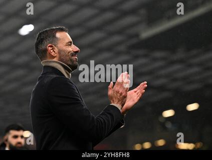 Manchester, Regno Unito. 10 novembre 2024. Ruud Van Nistelrooy del Manchester United festeggia durante la partita di Premier League all'Old Trafford, Manchester. Il credito immagine dovrebbe essere: Anna Gowthorpe/Sportimage Credit: Sportimage Ltd/Alamy Live News Foto Stock