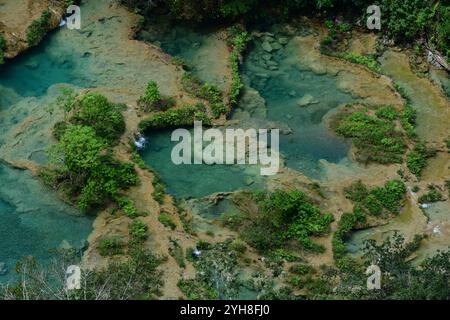 Vista aerea ravvicinata di Semuc Champey, un monumento naturale situato in una montagna densamente boscosa dell'alta Verapaz, vicino alla città di Lanquin, Guatemala Foto Stock