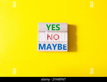 Sì No forse simbolo. Parola concettuale Sì No forse su blocchi di legno. Bellissimo sfondo giallo. Business e Yes No forse. Copia spazio. Foto Stock