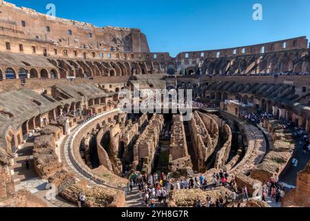 Roma, Italia - 1 novembre 2024: Numerosi turisti in visita al Colosseo Romano. Questo maestoso e iconico anfiteatro è uno dei tour più popolari di Roma Foto Stock