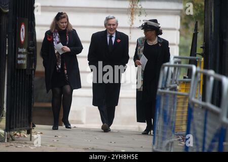 Londra, Regno Unito. 10 novembre 2024. L'ex primo ministro Gordon Brown e la moglie Sarah Jane Brown arrivano a Downing Street per partecipare a un servizio domenicale commemorativo a Whitehall per commemorare il contributo dei militari e civili britannici e del Commonwealth e delle donne nelle due guerre mondiali e in seguito nel conflitto. Credito: Justin ng/Alamy Live News. Foto Stock