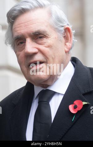 Londra, Regno Unito. 10 novembre 2024. L'ex primo ministro Gordon Brown arriva a Downing Street per partecipare a un servizio domenicale commemorativo a Whitehall per commemorare il contributo dei militari e civili britannici e del Commonwealth e delle donne nelle due guerre mondiali e in seguito nel conflitto. Credito: Justin ng/Alamy Live News. Foto Stock