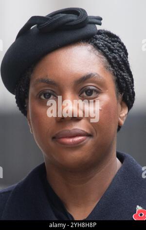 Londra, Regno Unito. 10 novembre 2024. Il leader del partito conservatore Kemi Badenoch arriva a Downing Street per partecipare a un servizio domenicale in memoria di Whitehall per commemorare il contributo dei militari e civili britannici e del Commonwealth e delle donne nelle due guerre mondiali e in seguito nel conflitto. Credito: Justin ng/Alamy Live News. Foto Stock