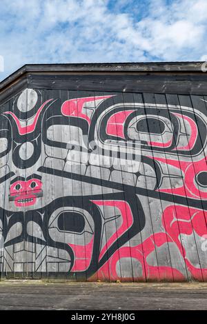 Alaska, Annette Island, Metlakatla. Lunga casa tradizionale che rappresenta i clan Tsimshian: Aquila, corvo, lupo e balena assassina. Foto Stock