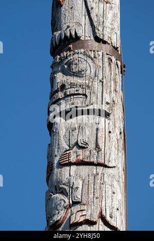 Alaska, Kupreanof Island, Tlingit comunità di Kake. Il totem di Kake, alto 132 metri, è il più alto del mondo scolpito da un intagliatore nativo. Foto Stock