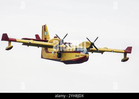 Salonicco, Grecia. 10 novembre 2024. Un aereo CLC-415 Canadair dell'Aeronautica militare greca partecipa a uno spettacolo aereo sul lungomare della città di Salonicco. (Credit Image: © Giannis Papanikos/ZUMA Press Wire) SOLO PER USO EDITORIALE! Non per USO commerciale! Crediti: ZUMA Press, Inc./Alamy Live News Foto Stock