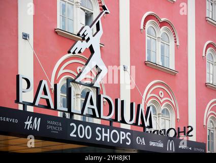 Praga, Repubblica Ceca, 23 maggio 2024: Dettaglio dell'iscrizione sopra l'ingresso del centro commerciale Palladium nel centro di Praga Foto Stock