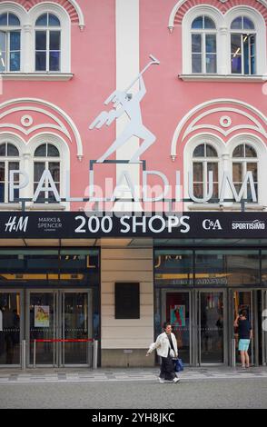 Praga, Repubblica Ceca, 23 maggio 2024: Vista frontale dell'ingresso al centro commerciale Palladium di Praga con gli acquirenti che passano Foto Stock