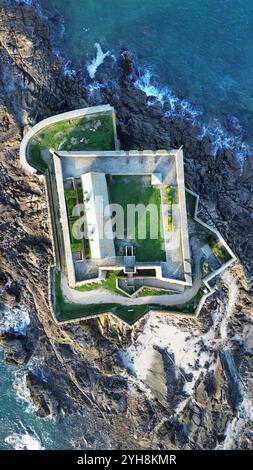 drone en bord de mer au dessus d'un monument historique drone sul mare sopra un monumento storico Foto Stock