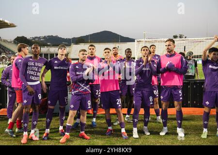 Firenze, Italia. 10 novembre 2024. I giocatori della Fiorentina festeggiano per la vittoria al termine della partita di serie A Enilive 2024/2025 tra Fiorentina e Verona - serie A Enilive allo Stadio Artemio Franchi - Sport, calcio - Firenze, Italia - domenica 10 novembre 2024 (foto di massimo Paolone/LaPresse) credito: LaPresse/Alamy Live News Foto Stock