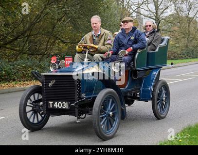 1903 carrozza a vapore bianca numero 197 nella corsa London to Brighton Veteran Car Run 2024 passando Earlswood Redhill Surrey Foto Stock