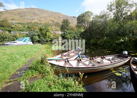Piccole barche da pesca lough corrib legate sul fiume Bealnabrack joyce Country maam Valley, contea di galway, repubblica d'irlanda Foto Stock