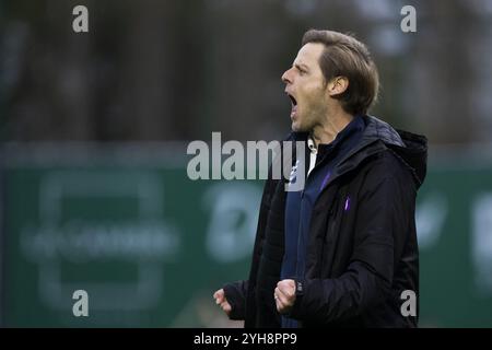 Anversa, Belgio. 10 novembre 2024. Il capo-allenatore di Beerschot John Goldberg celebra durante una partita di hockey tra Beerschot e Uccle Sport, domenica 10 novembre 2024 ad Anversa, il giorno 11 del campionato belga di hockey di prima divisione. BELGA FOTO KRISTOF VAN ACCOM credito: Belga News Agency/Alamy Live News Foto Stock