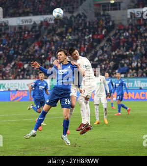 Augusta, Germania. 10 novembre 2024. Augusta, Germania, 10 anni. Novemberr 2024: Fussball, Herren, Saison 2024/2025, FC Augsburg - TSG 1899 Hoffenheim, Bundesliga, WWK Arena Haris Tabakovic (TSG 1899 Hoffenheim) (li.) mit Keven Schlotterbeck (FC Augsburg) (rientro) Le normative DFL/DFB di im Zweikampf, Luftkampf, Sprung, Kopfball vietano qualsiasi uso di fotografie come sequenze di immagini e/o quasi-video crediti: dpa/Alamy Live News Foto Stock