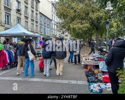 Parigi, Francia, Street Scenes, People Shopping al mercato locale delle pulci, Brocante Foto Stock