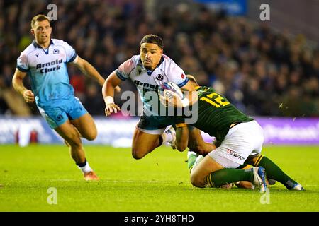 Il scozzese Sione Tuipulotu viene affrontato dal sudafricano Andre Esterhuizen (a destra) durante la partita internazionale autunnale allo Scottish gas Murrayfield Stadium di Edimburgo. Data foto: Domenica 10 novembre 2024. Foto Stock