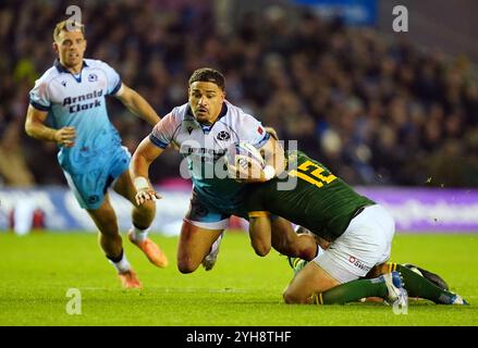 Il scozzese Sione Tuipulotu viene affrontato dal sudafricano Andre Esterhuizen (a destra) durante la partita internazionale autunnale allo Scottish gas Murrayfield Stadium di Edimburgo. Data foto: Domenica 10 novembre 2024. Foto Stock