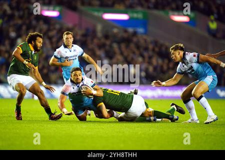 Il scozzese Sione Tuipulotu viene affrontato dal sudafricano Andre Esterhuizen (centro a destra) durante la partita internazionale autunnale allo Scottish gas Murrayfield Stadium di Edimburgo. Data foto: Domenica 10 novembre 2024. Foto Stock