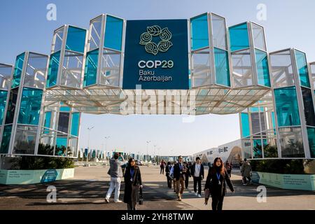 I partecipanti camminano a partire dall'ingresso della COP29 all'inizio della Conferenza delle Nazioni Unite sui cambiamenti climatici, un evento tenuto dall'UNFCCC allo Stadio Olimpico di Baku, la capitale dell'Azerbaigian, il 10 novembre 2024. Foto Stock