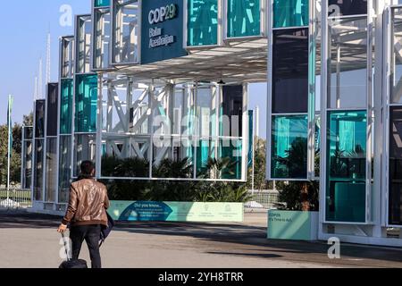 I partecipanti camminano a partire dall'ingresso della COP29 all'inizio della Conferenza delle Nazioni Unite sui cambiamenti climatici, un evento tenuto dall'UNFCCC allo Stadio Olimpico di Baku, la capitale dell'Azerbaigian, il 10 novembre 2024. Foto Stock