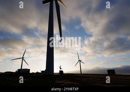 9 novembre 2024. Forss, Caithness, Scozia. Il tecnico Michael Parry ripara una lama di un mulino a vento presso la Forss Wind Farm vicino a Thurso, Scozia. Foto Stock