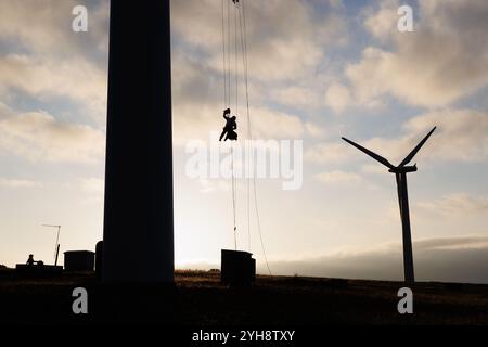 9 novembre 2024. Forss, Caithness, Scozia. Il tecnico Michael Parry ripara una lama di un mulino a vento presso la Forss Wind Farm vicino a Thurso, Scozia. Foto Stock